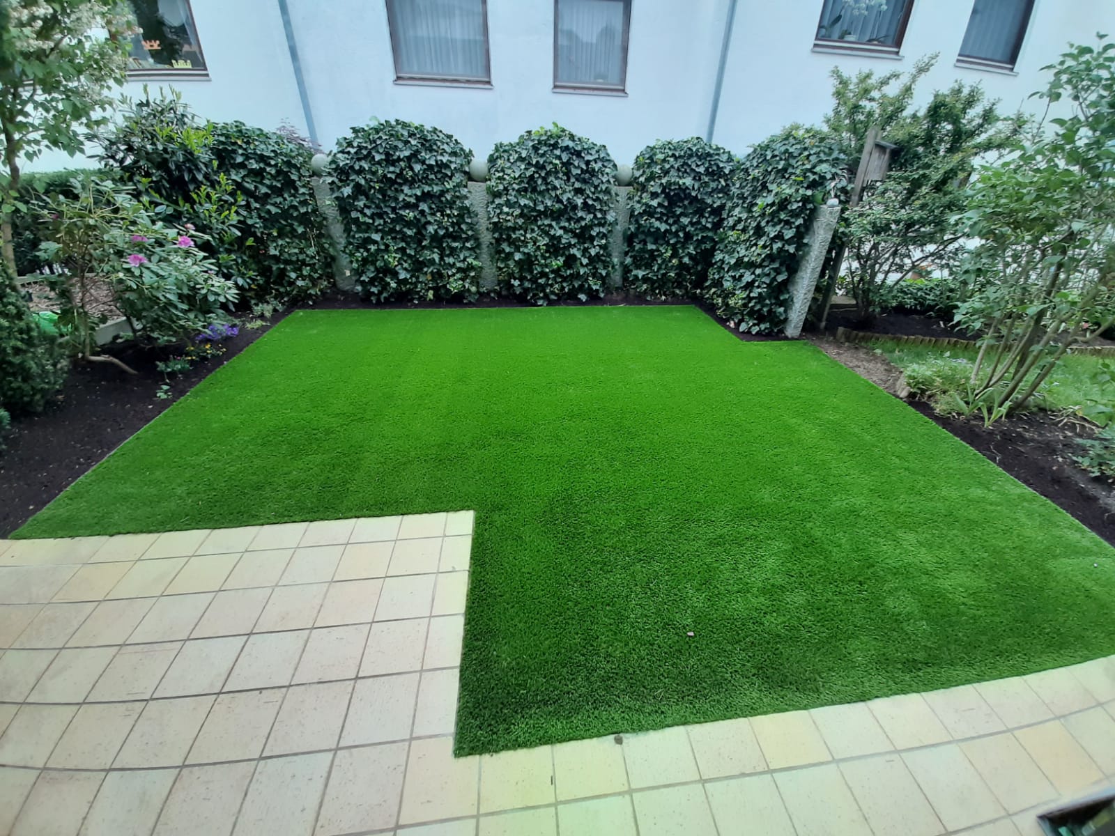 Kunstrasen im Hausgarten in Stuttgart