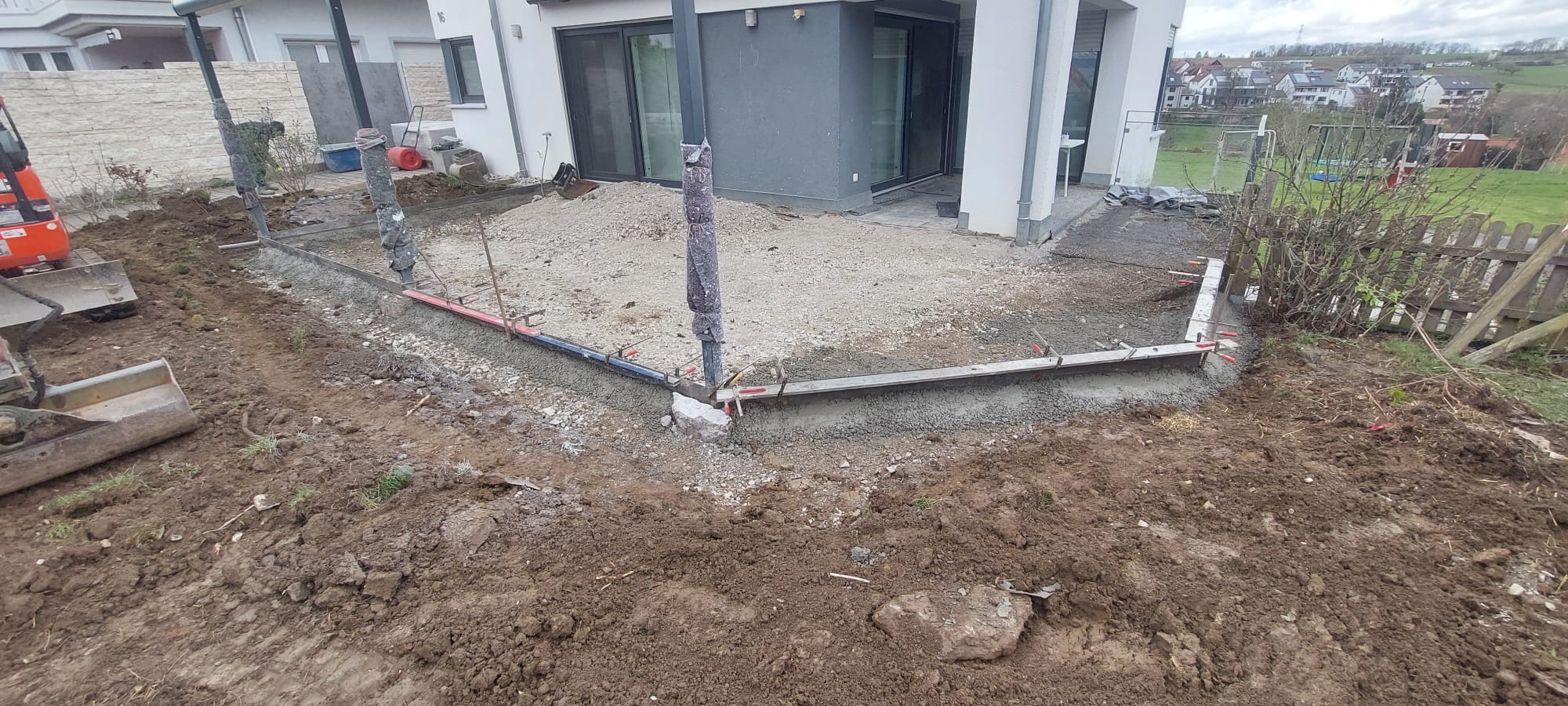 Fundament und Betoneinfassung für die neue Terrasse