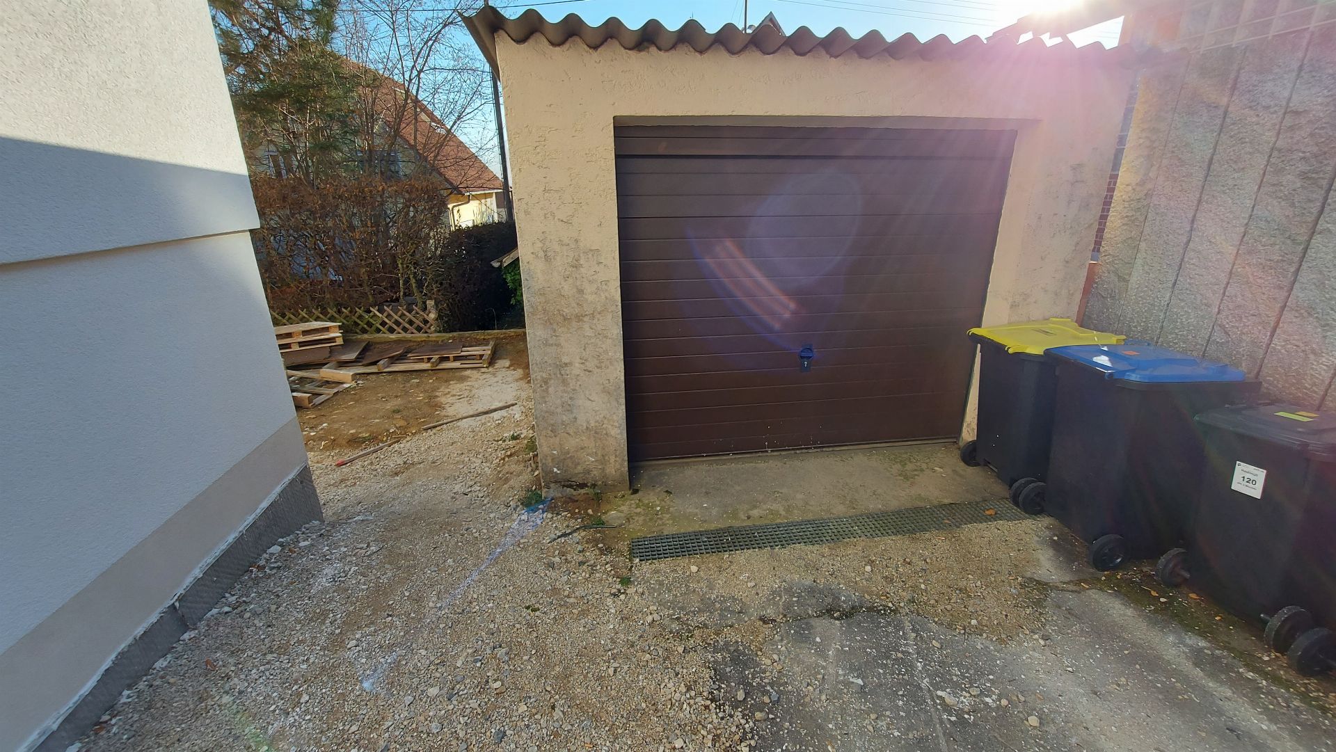 Vorher – Bereich vor der Garage