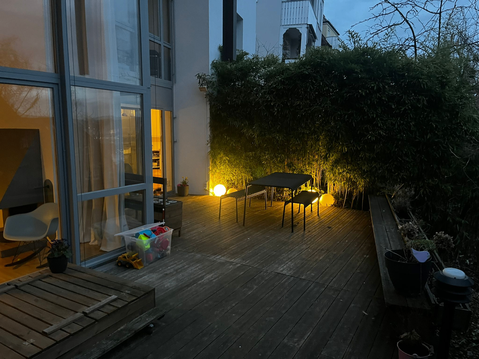 Vorher: bestehende Terrassensituation am Abend
