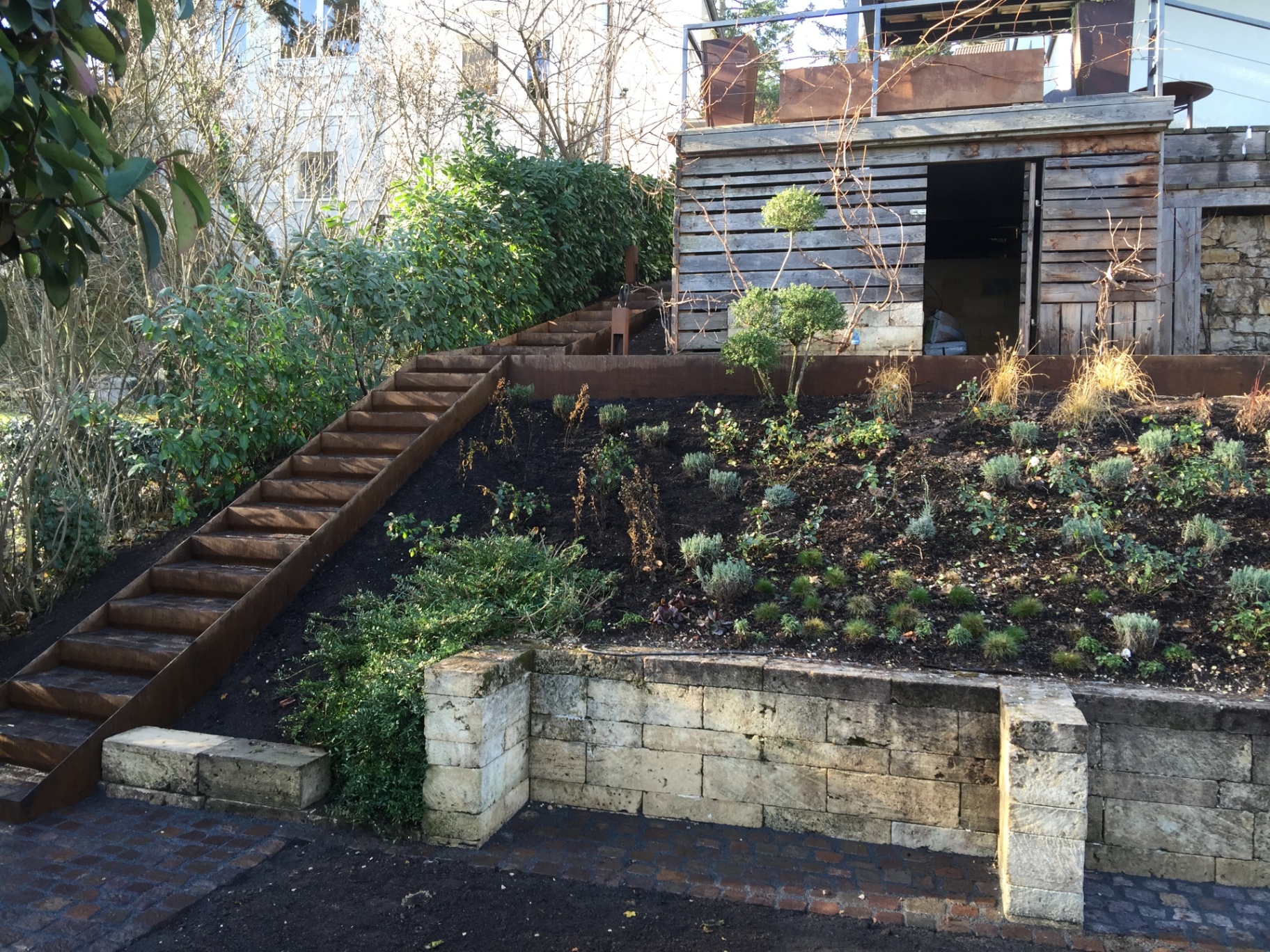Moderne Gartenanlage in Hanglage