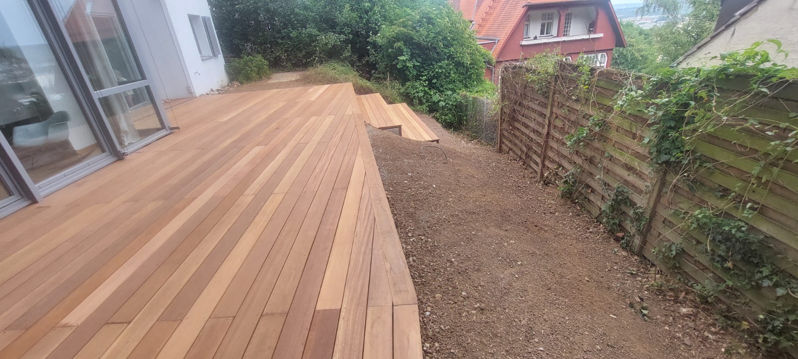 Bangkirai-Holzterrasse mit Stufen erneuert in Stuttgart-Nord