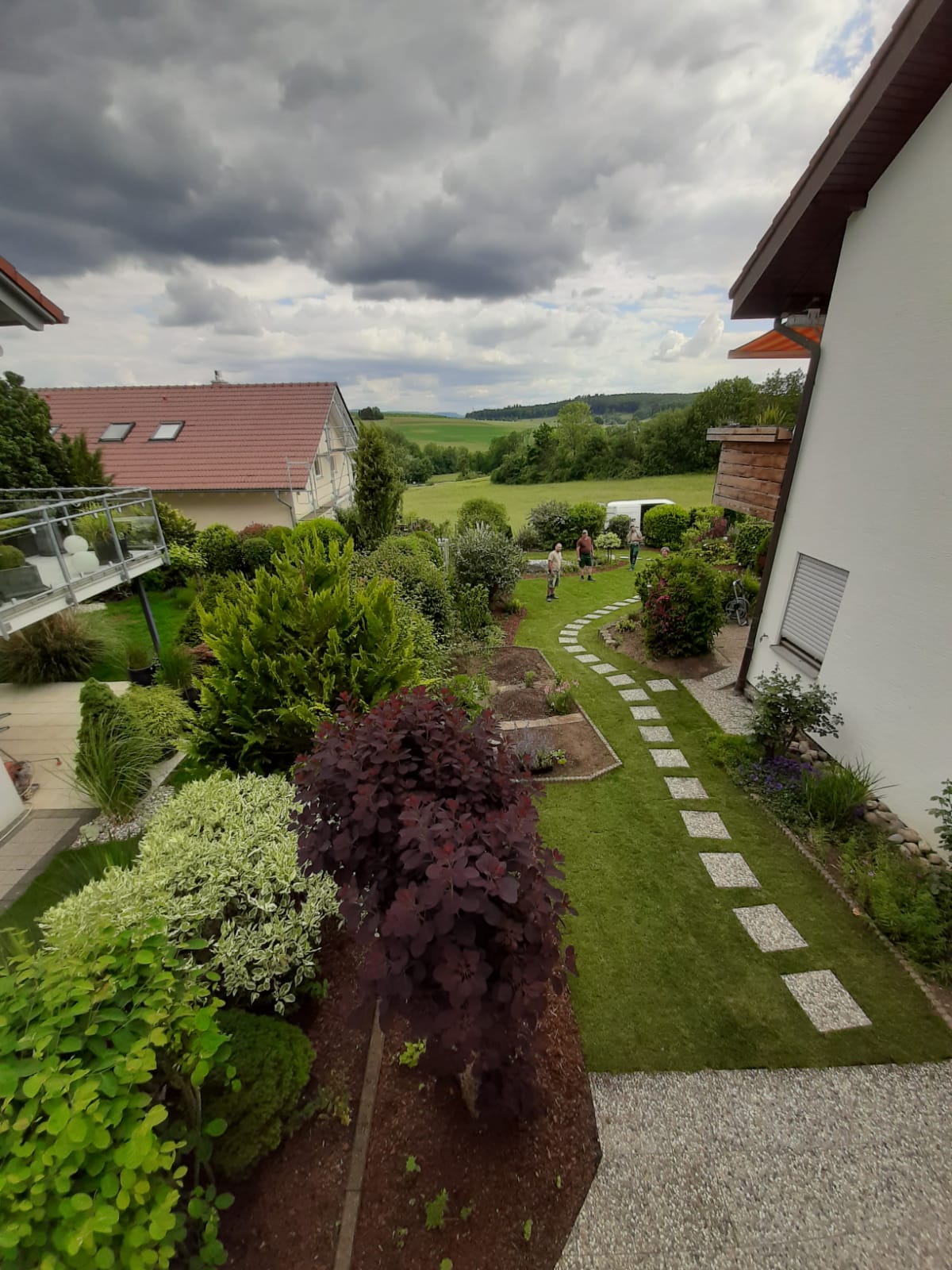 Gartenanlage mit geschwungenem Weg aus Trittplatten und neuer Rasenfläche aus erhöhter Perspektive in Aichtal.
