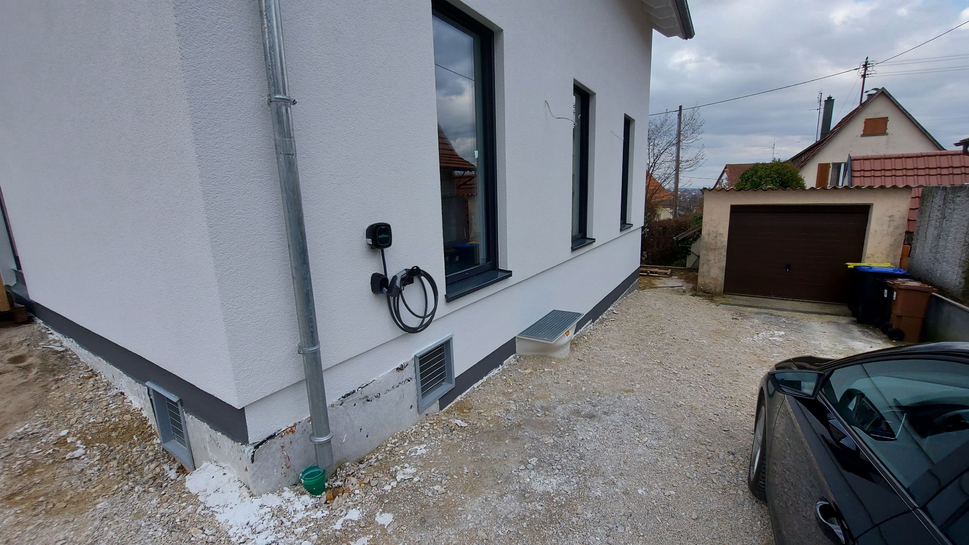 Vorher – Einfahrtsbereich rechts vom Haus
