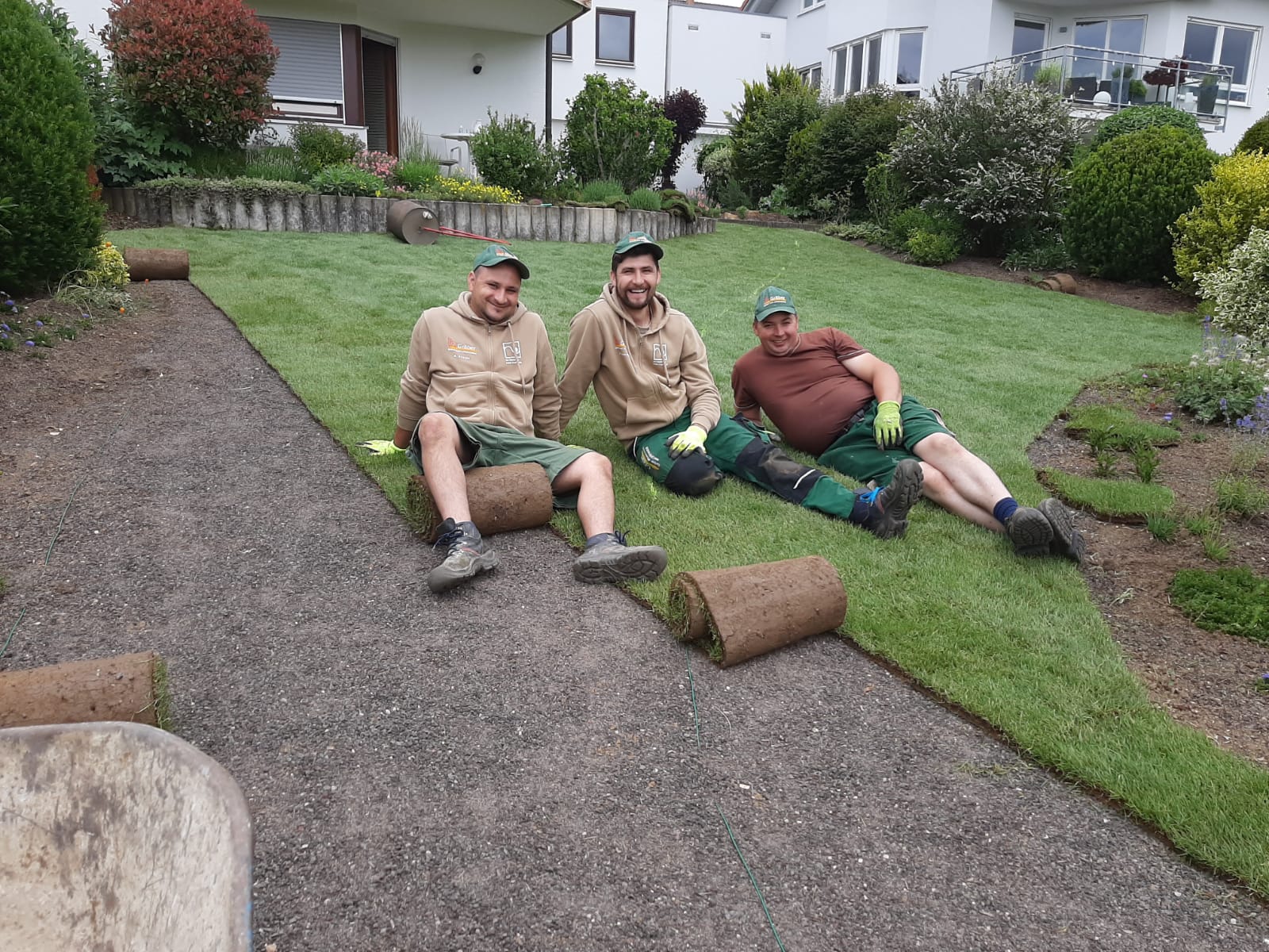 Team von Gräber Garten- und Landschaftsbau auf der frisch angelegten Rollrasenfläche.