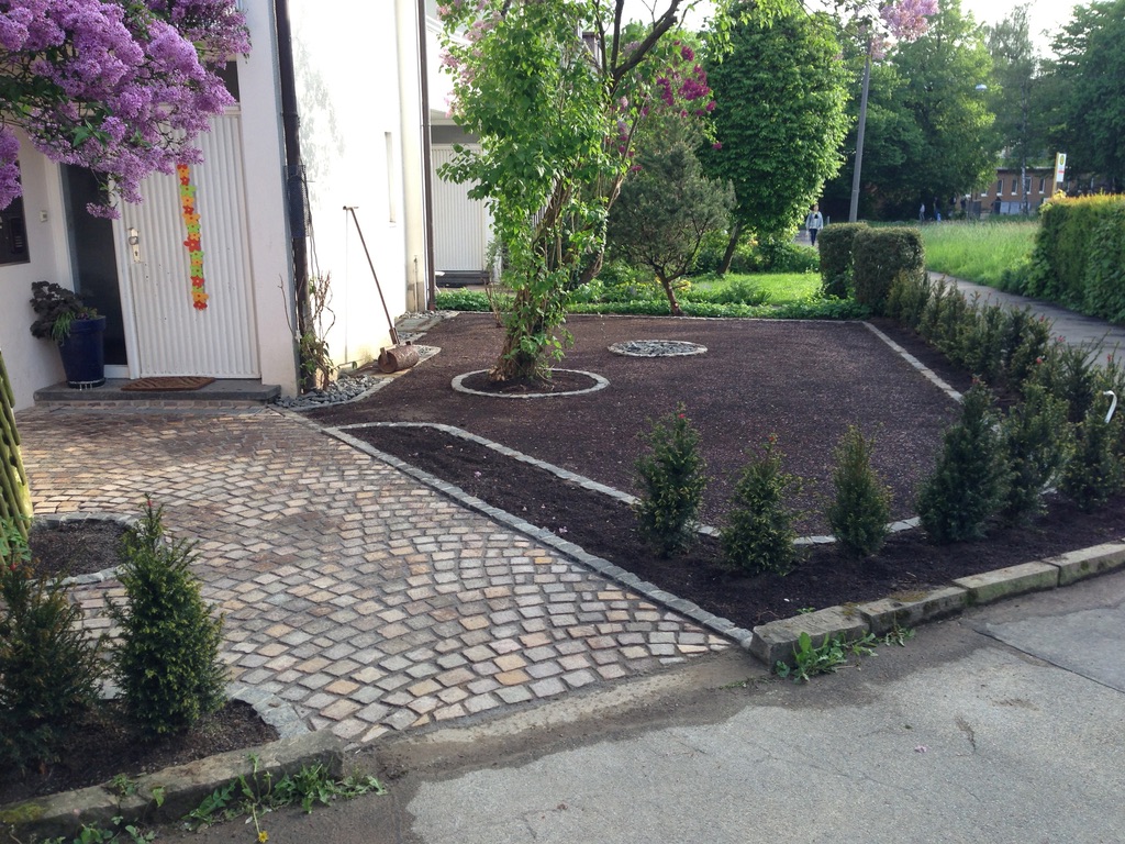 Vorgartengestaltung mit Pflasterfläche und Beetstruktur in Stuttgart-Degerloch