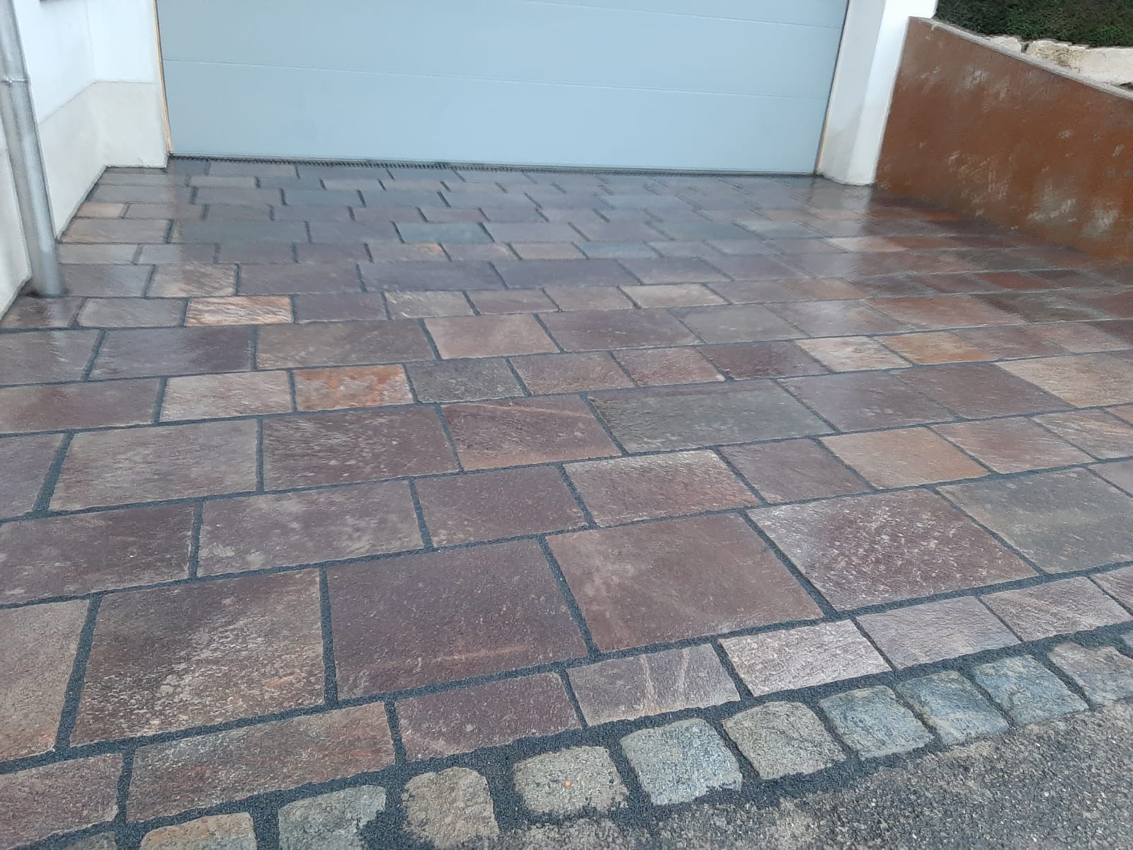 Terrassenfläche aus Porphyr-Naturstein mit Granit-Einfassung