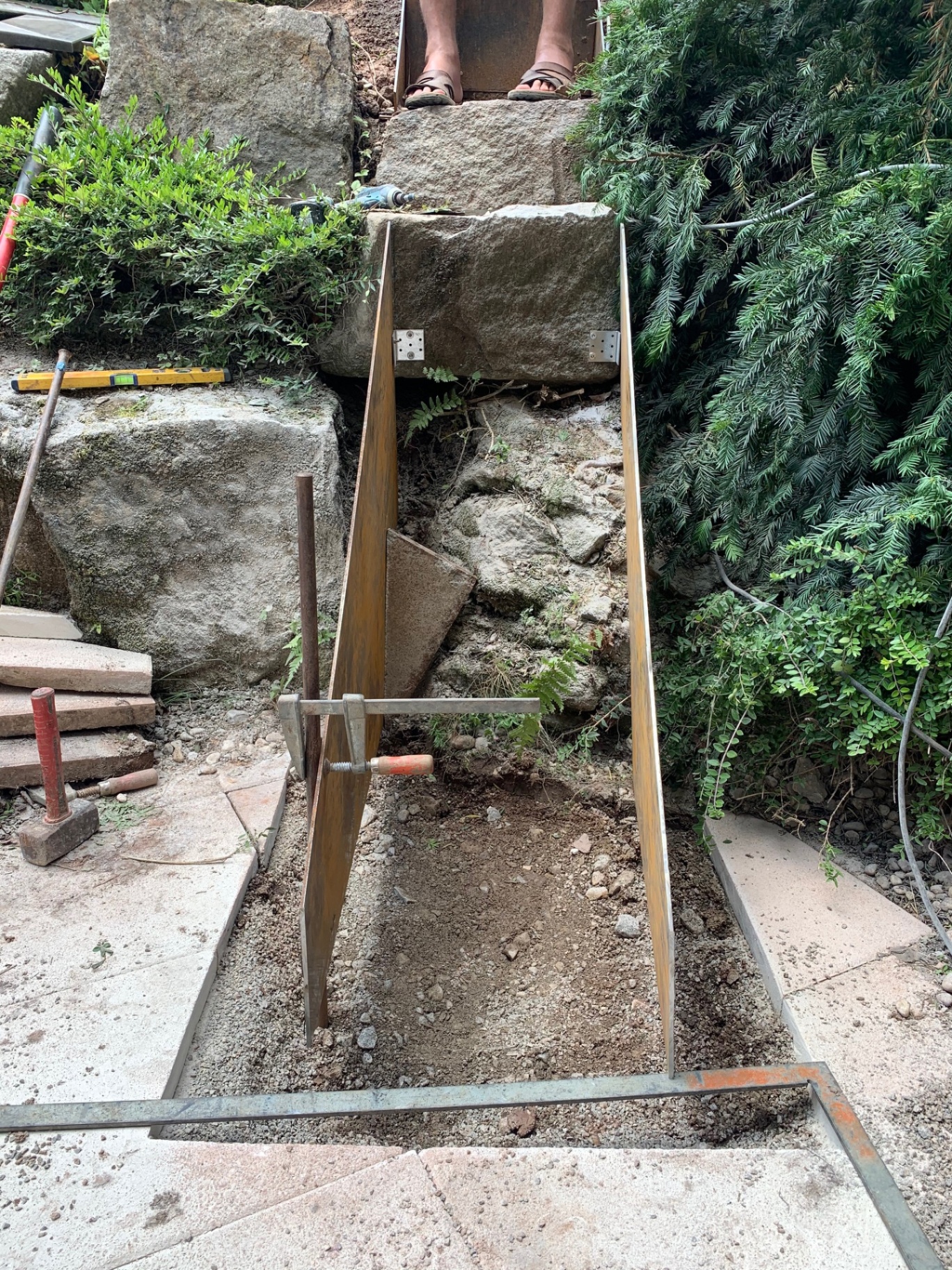 Bauphase der Hangtreppe mit Stahleinfassung am oberen Anschluss in Stuttgart-Kaltental