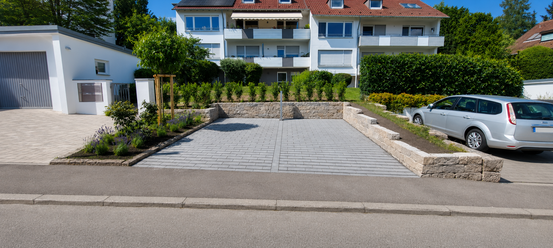 Moderne Einfahrt mit Natursteinmauer in Stuttgart