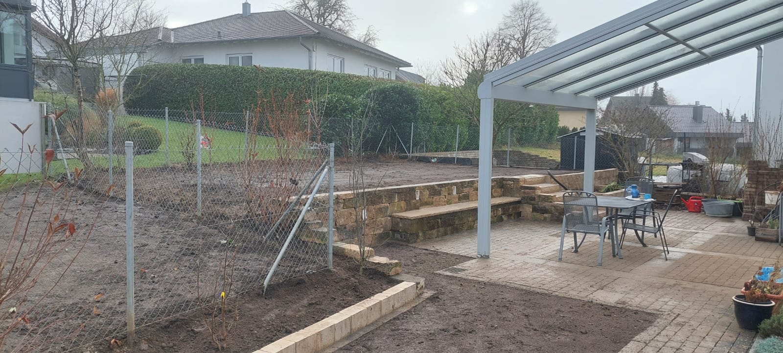 Terrassierung mit Natursteinmauer, Treppe und Hochbeet in Pliezhausen