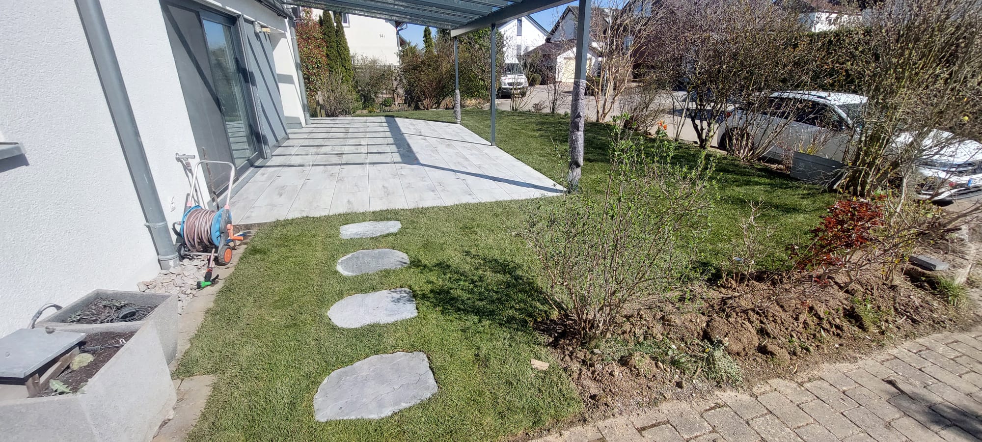 Fertige Gartenanlage mit Terrasse und neuer Rasenfläche