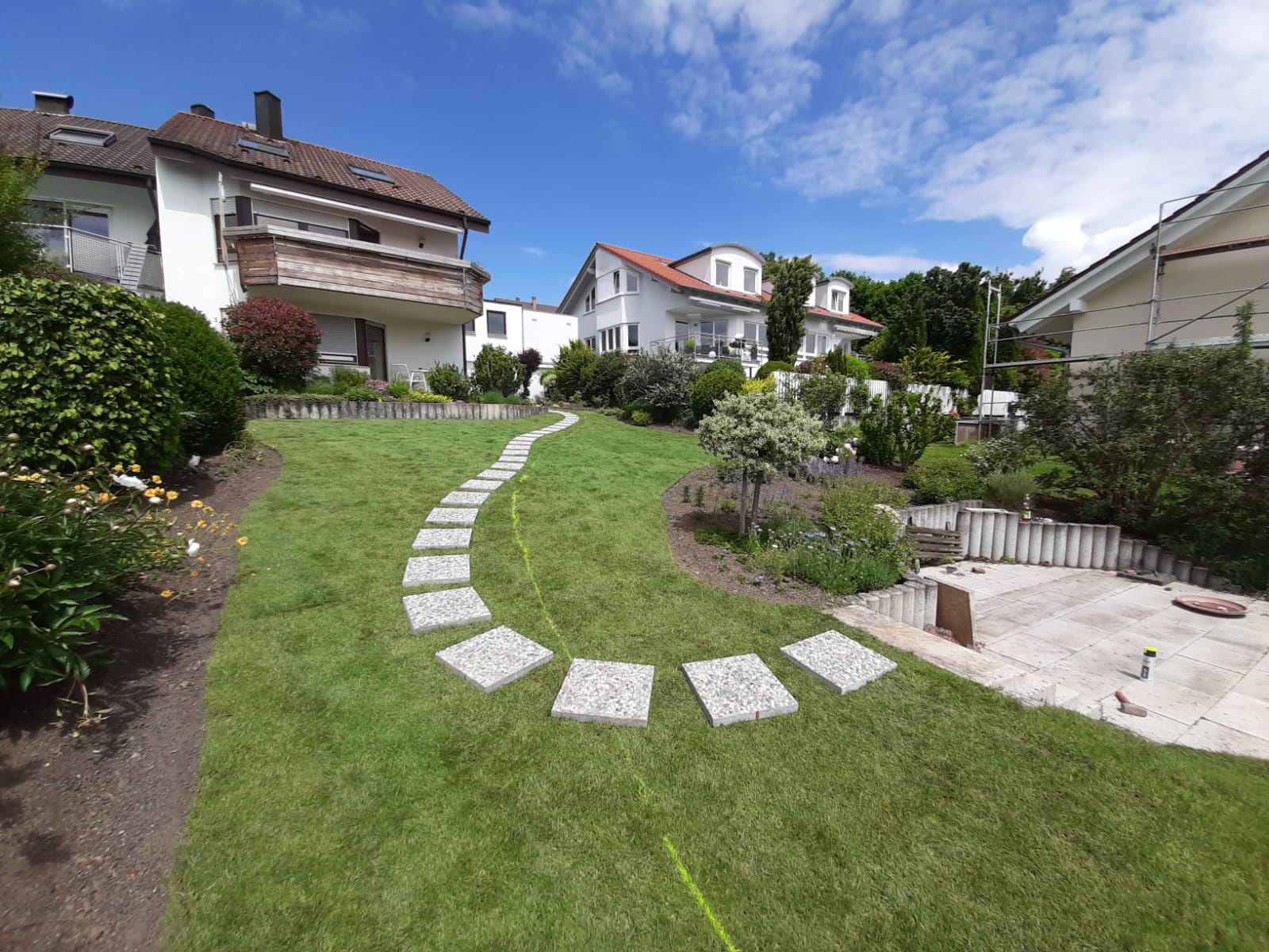 Rasenanlage mit Trittplatten und Gartenneugestaltung in Aichtal