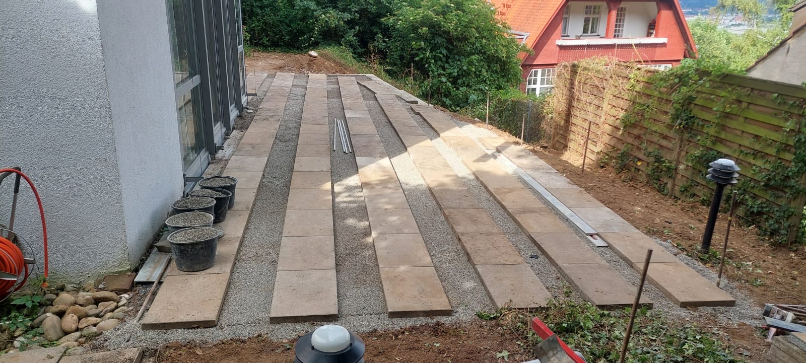 Tragfähiger Unterbau für eine Bangkirai-Holzterrasse