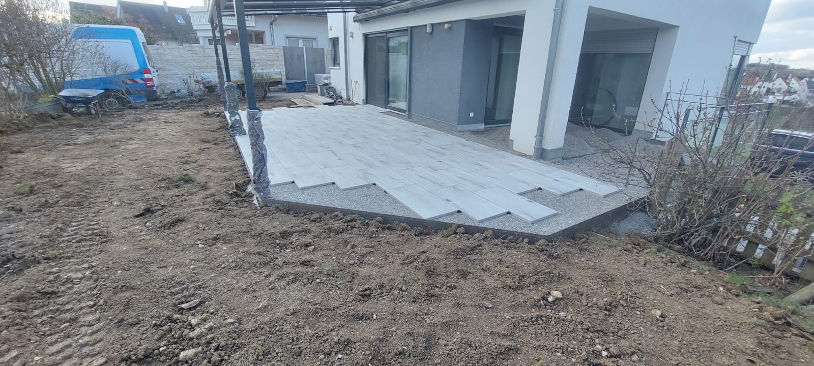 Verlegung einer Feinsteinzeug-Terrasse im Garten