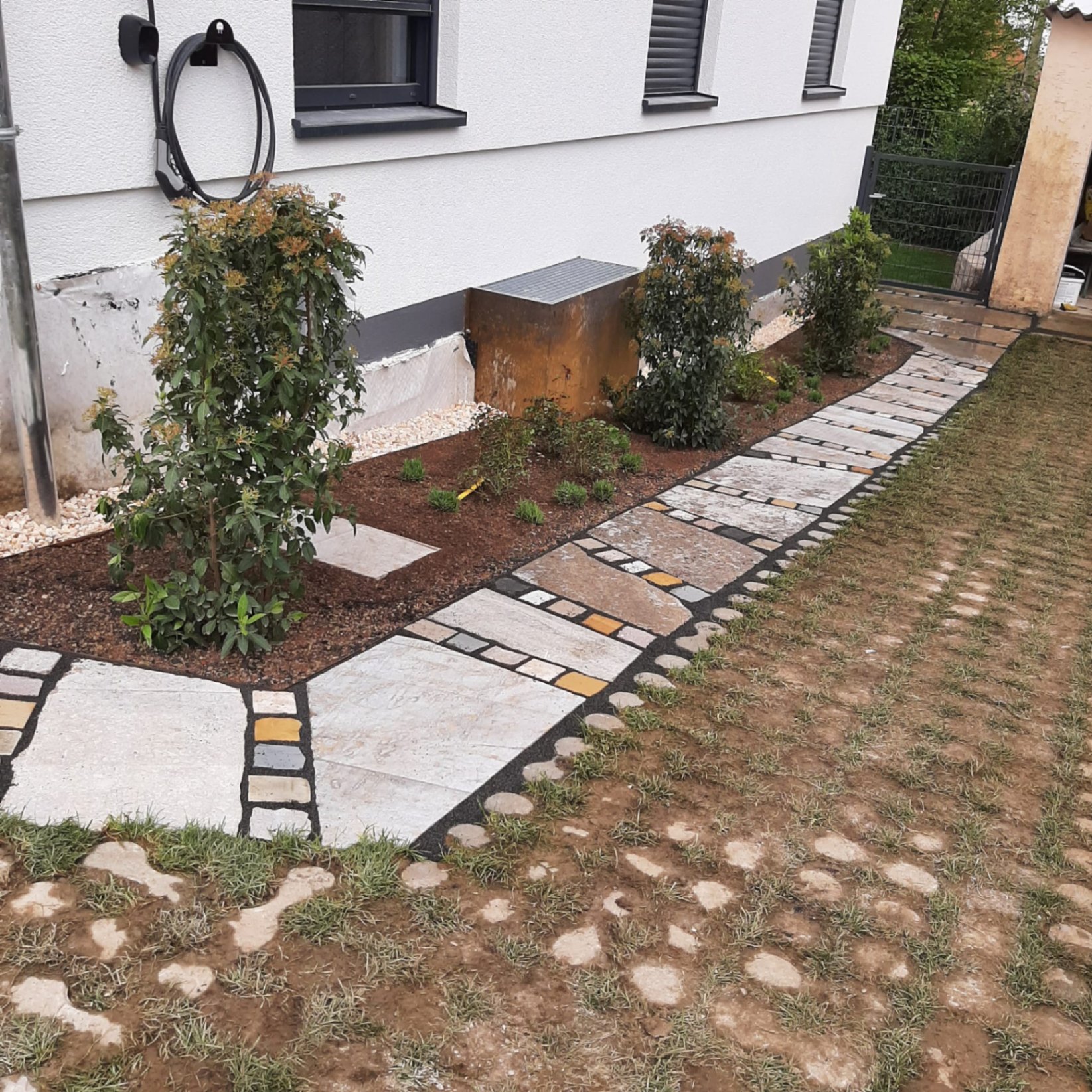 Blick auf den Muschelkalkweg und die linke Gartenseite