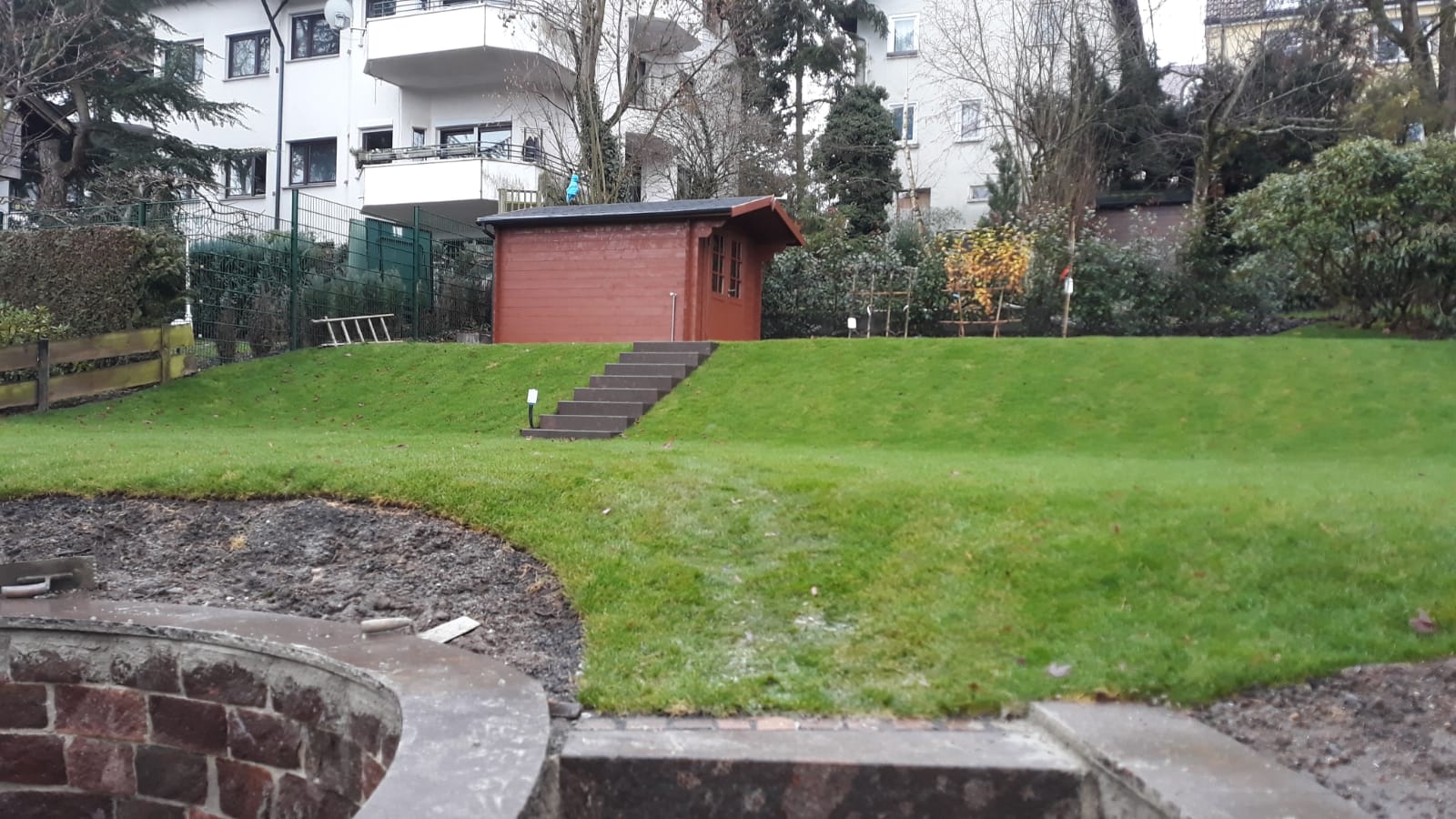 Neu angelegter Rollrasen mit Geländemodellierung und Treppe