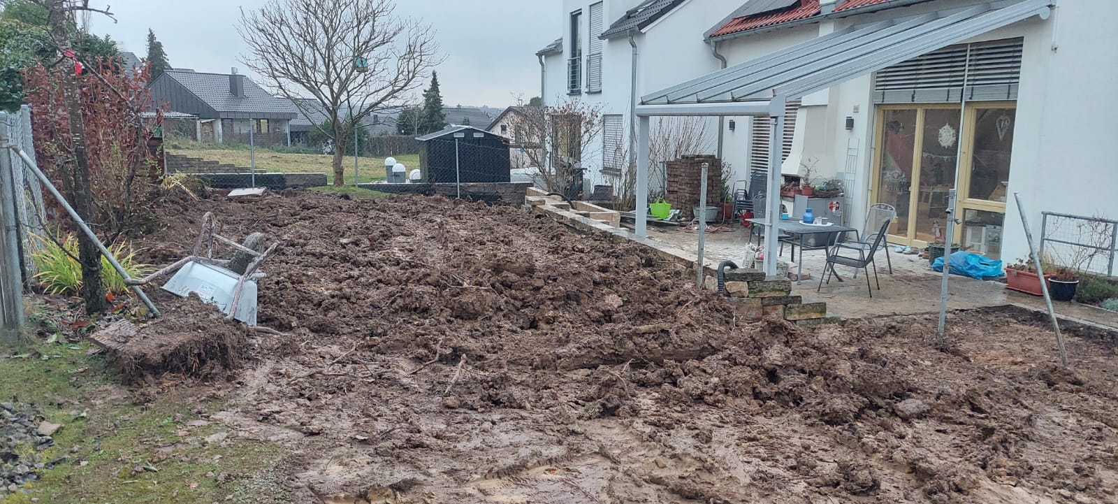 Gartenfläche vor der Umgestaltung mit unklarer Geländeführung