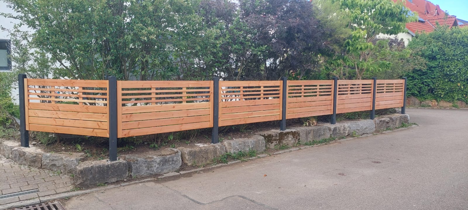 Neuer neutraler Holz-Sichtschutzzaun im Garten