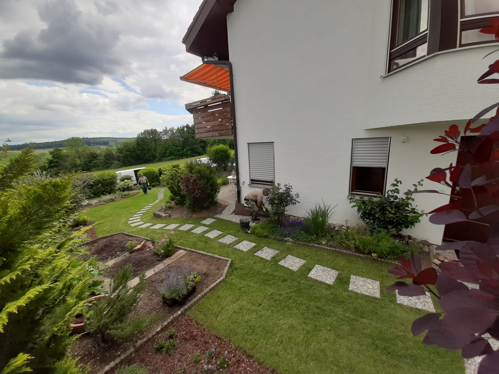 Gesamtansicht der Arbeitsphase im Garten mit Trittplattenweg und neuer Rasenfläche.