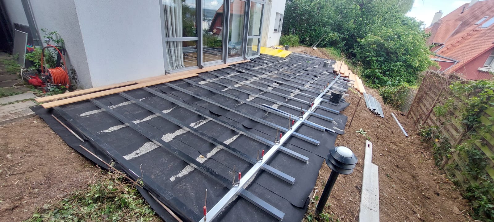 Aluminium-Unterkonstruktion einer Holzterrasse im Aufbau