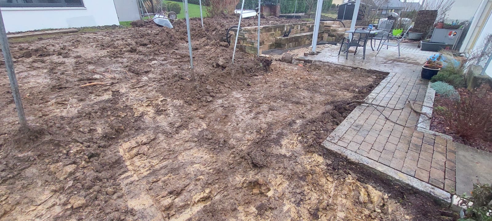 Gartenbereich mit Höhenunterschied vor der Umgestaltung in Pliezhausen