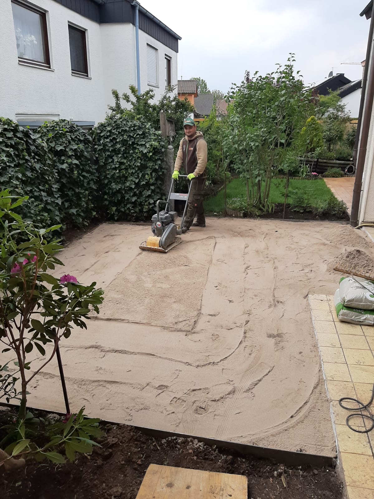Mitarbeiter bei der Untergrundvorbereitung für die Kunstrasenverlegung in Stuttgart.