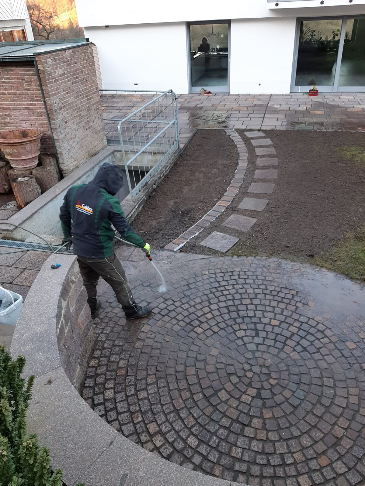 Rundpflasterfläche aus Granit im Hofbereich