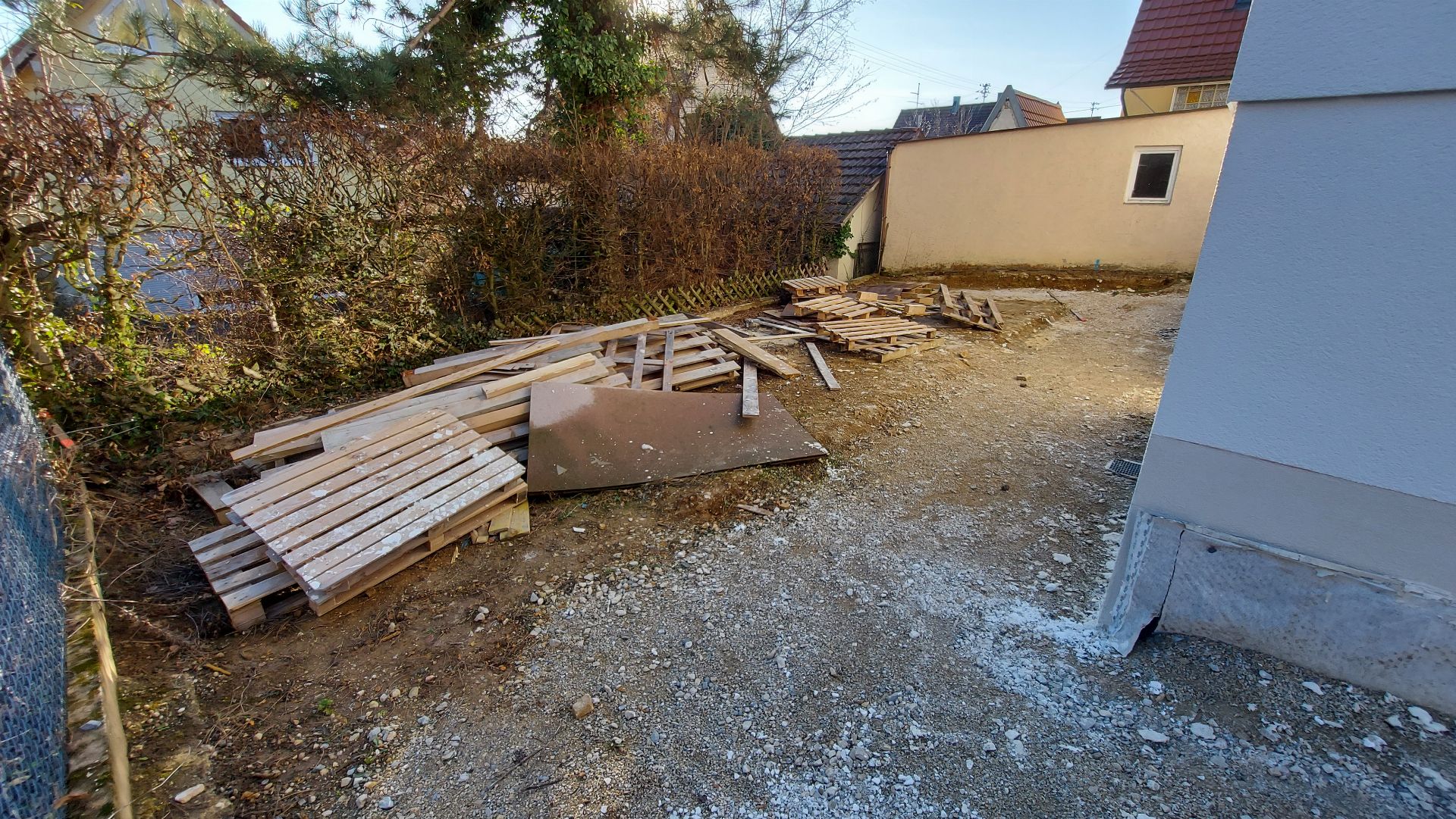 Vorher – Bereich hinter dem Haus mit Bauschutt