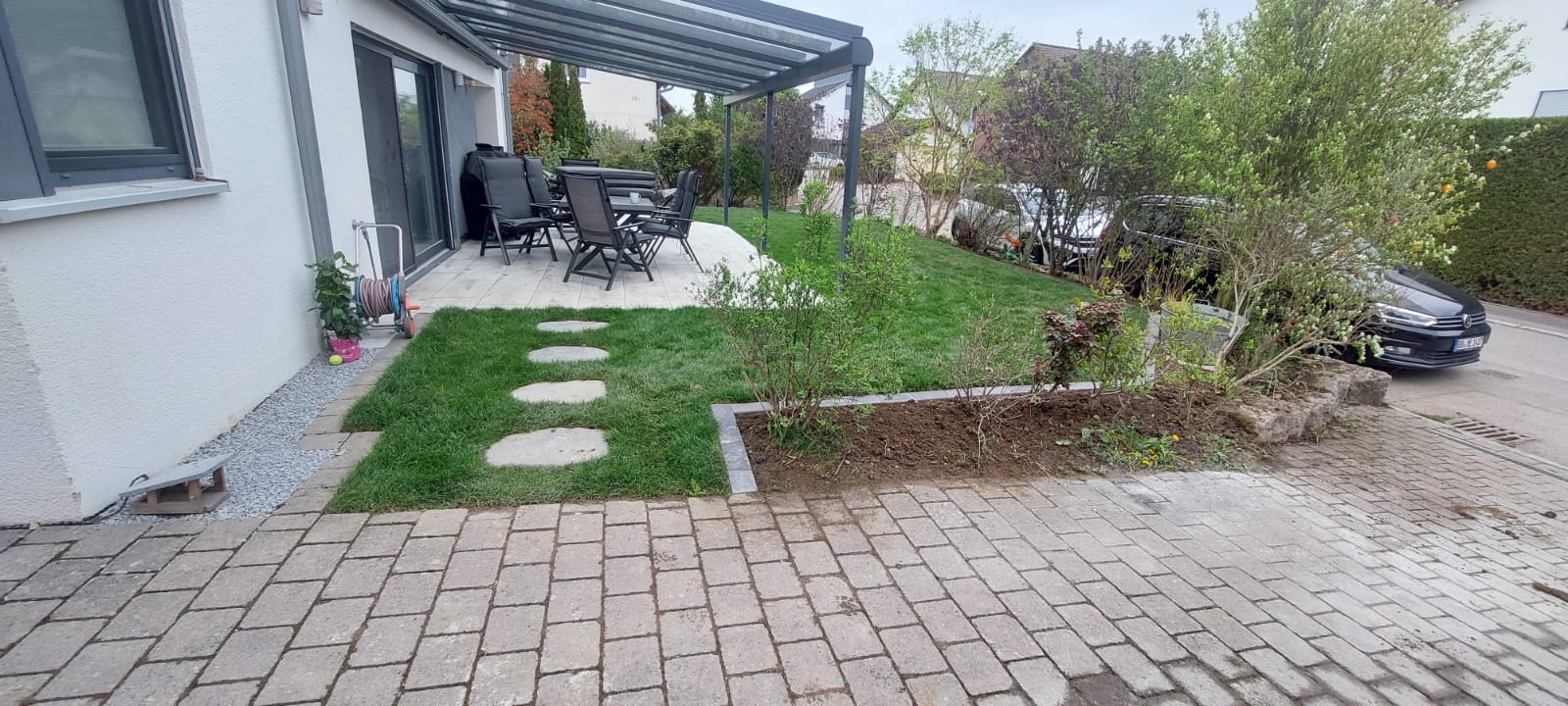 Gartenneugestaltung mit Feinsteinzeug-Terrasse, Rollrasen und Sichtschutz in Weil im Schönbuch