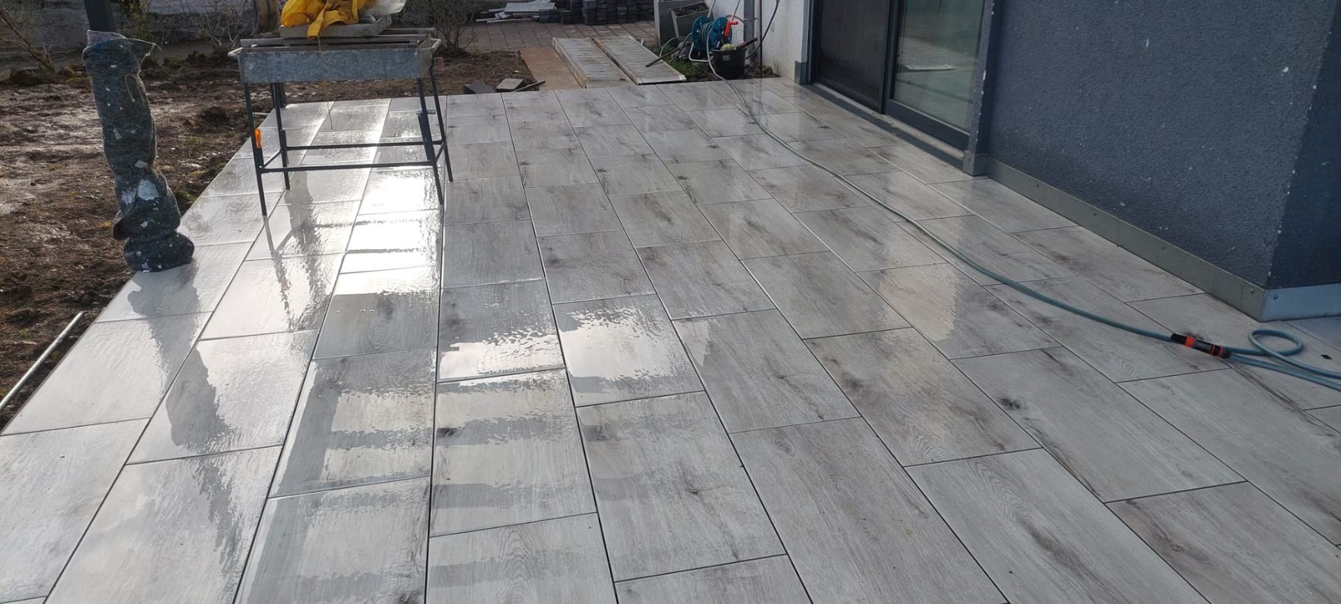 Fertige Terrassenfläche aus Feinsteinzeug