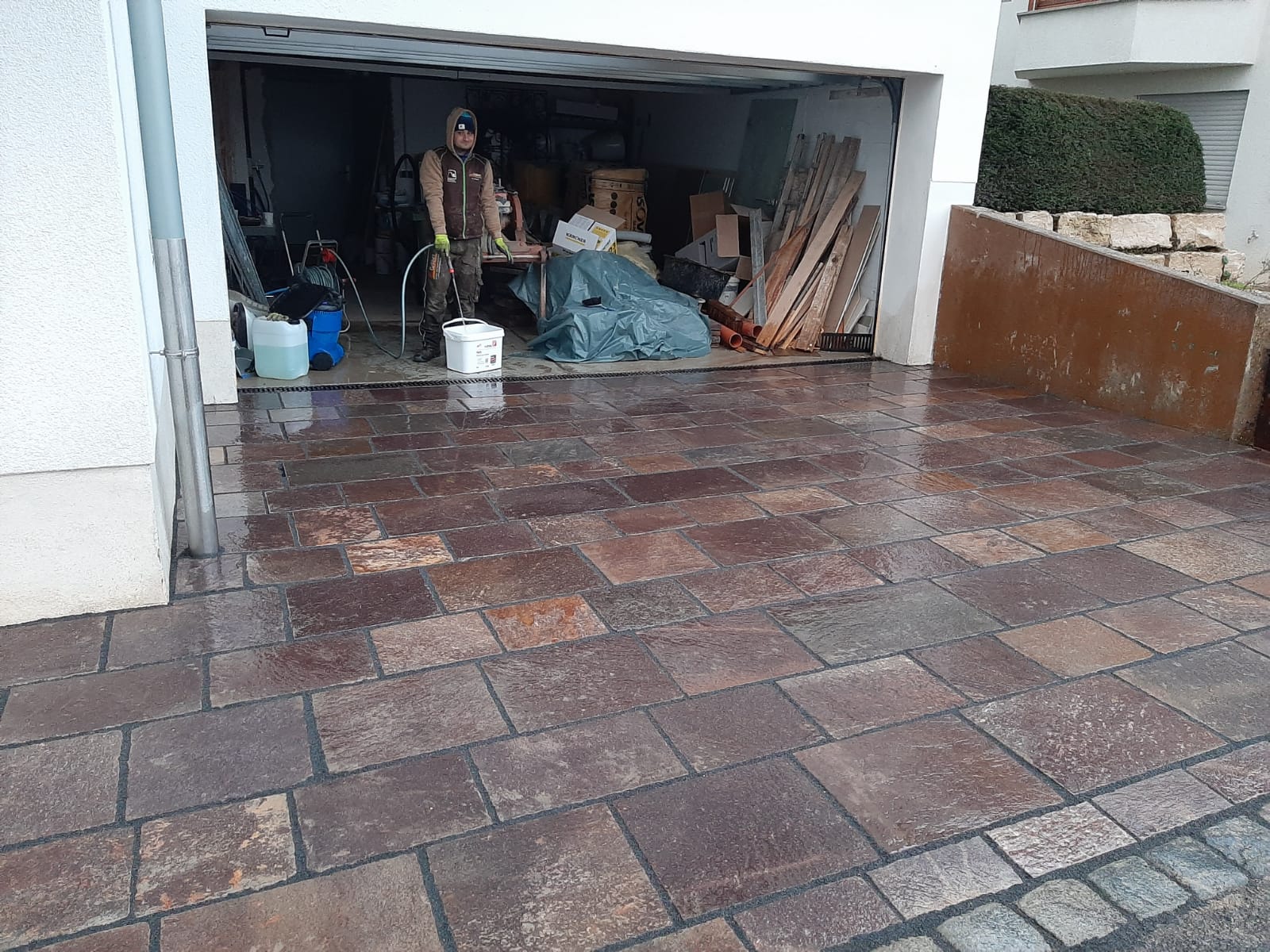 Garagenvorplatz aus Porphyr-Naturstein mit Granit-Einfassung in Stuttgart-Birkach