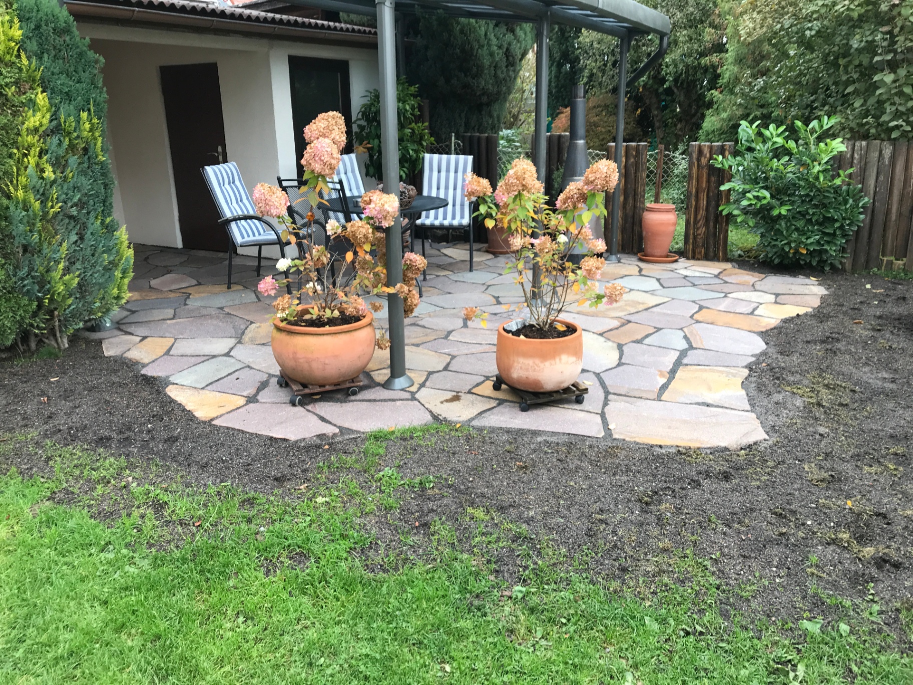 Terrasse mit Naturstein-Polygonalplatten in Stuttgart