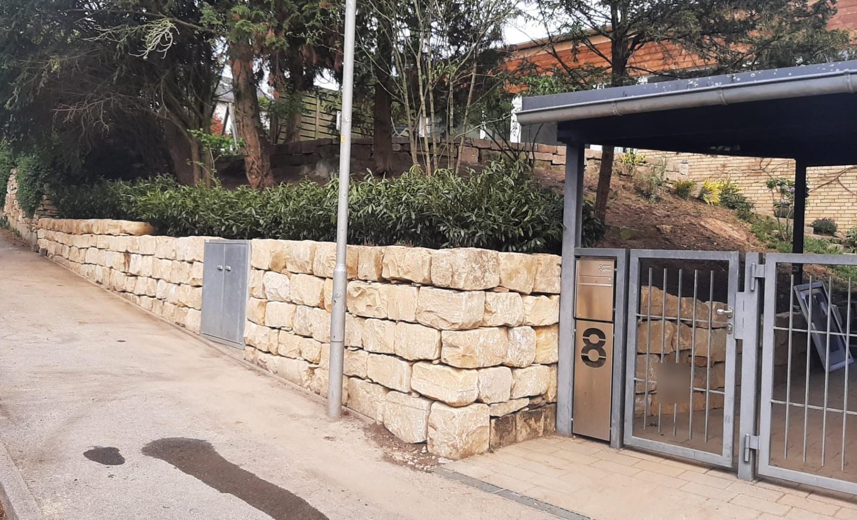 Natursteinmauer mit Hanggestaltung in Stuttgart-Birkach