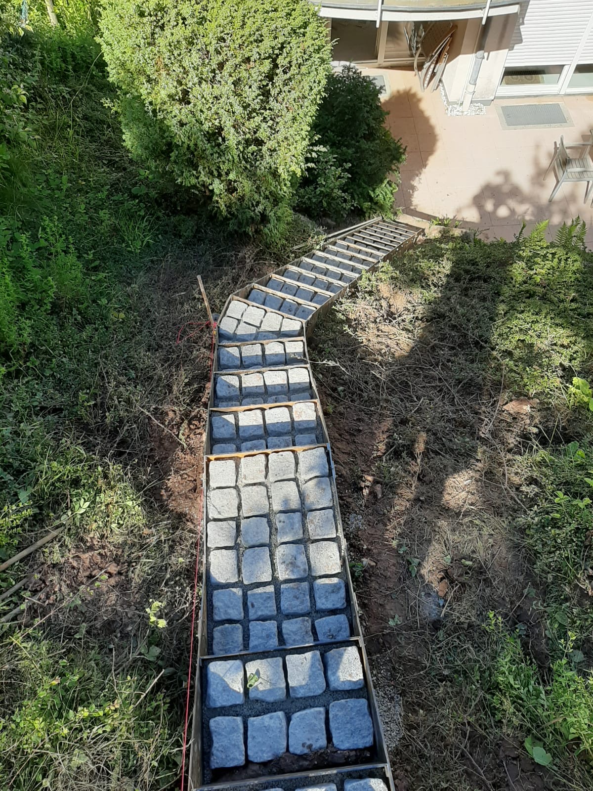 Steilhangtreppe aus Cortenstahl, ausgepflastert