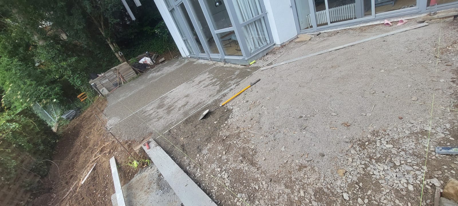 Vorbereitung des Unterbaus für eine neue Holzterrasse