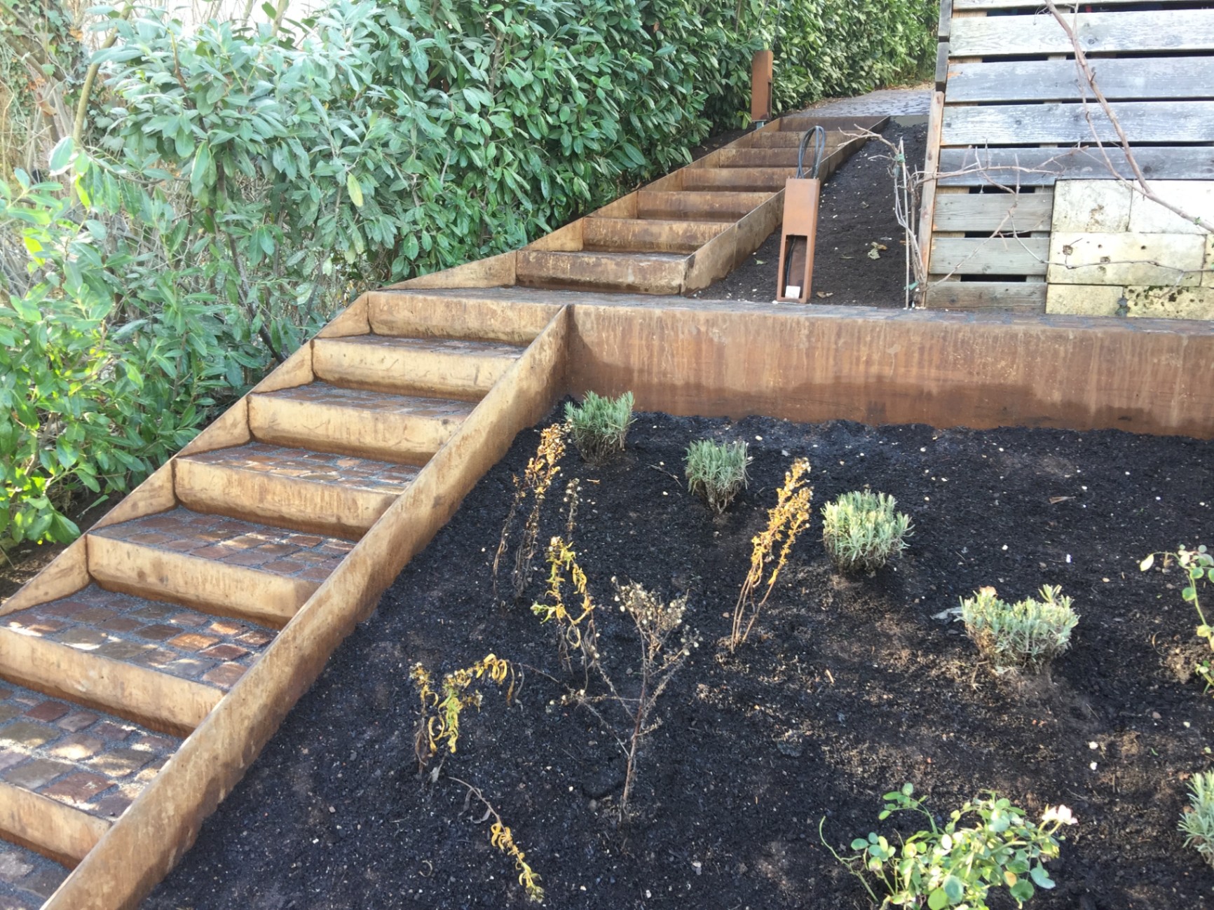 Cortenstahl-Treppenanlage in einer Gartenanlage in Hanglage