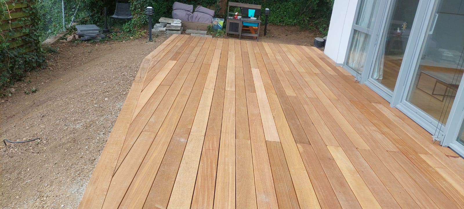 Erneuerte Holzterrasse mit klarer Linienführung und neuer Unterkonstruktion