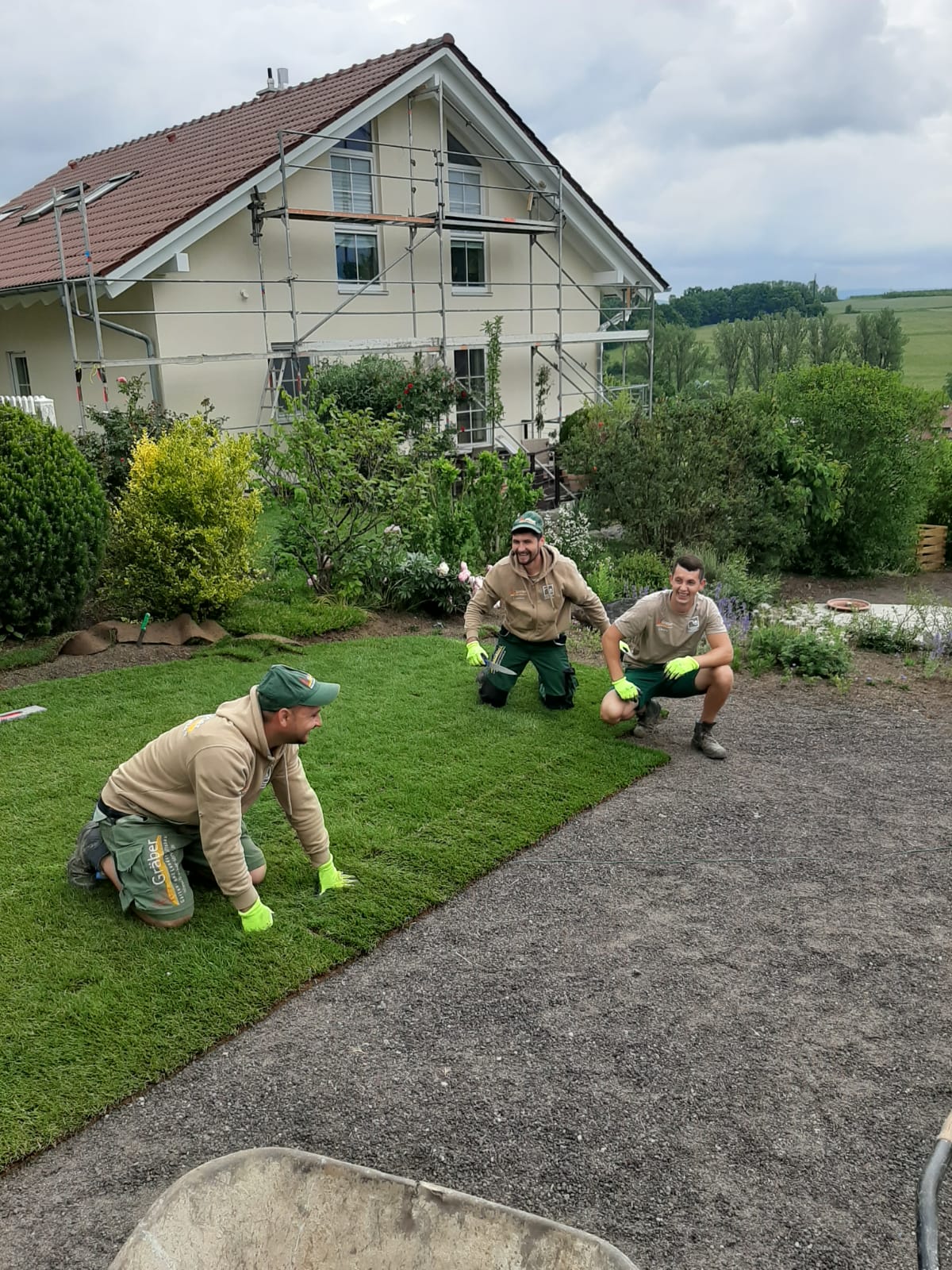 Mitarbeiter bei der Verlegung von Rollrasen im Hausgarten in Aichtal.