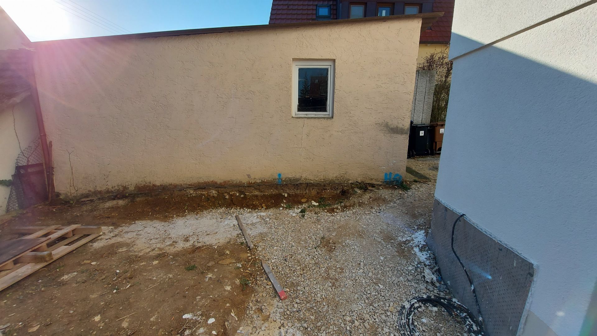 Vorher – Fläche hinter dem Haus vor der Garage