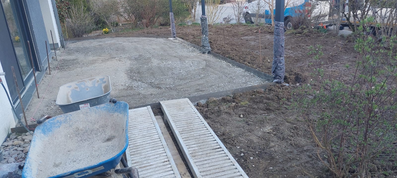 Terrassenkante und Einfassung in der Bauphase
